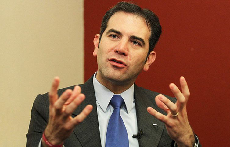 Presidente del INE ofrece disculpas en persona a jefes indígenas