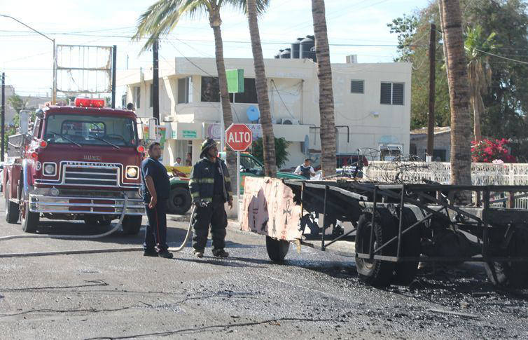 Incendio de carro alegórico deja sin luz a cinco familias en Márquez de León y Gómez Farías