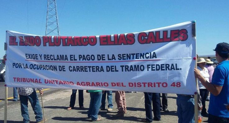 Ejidatarios bloquean carretera al sur a la altura del poblado de San Pedro