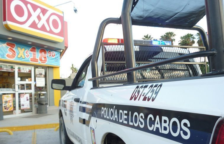 Con máscara de luchador y navaja en mano, sujeto asalta tienda Oxxo en SJC