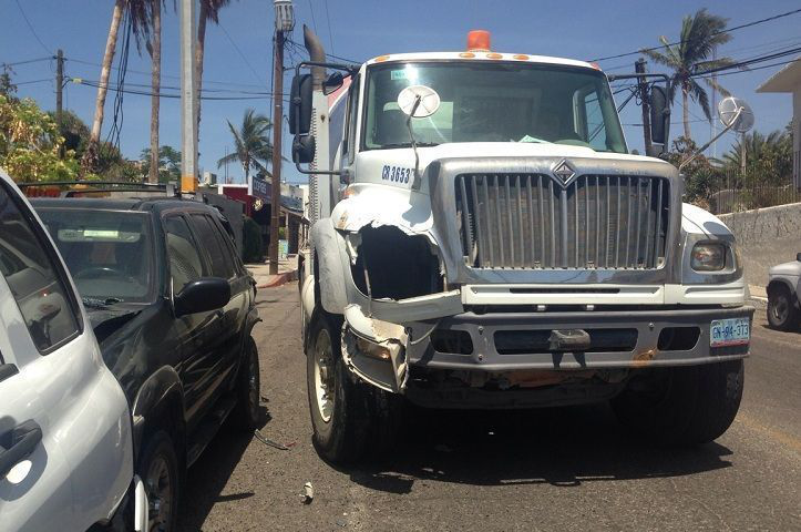 Se impacta camión revolvedor contra 4 autos estacionados en zona centro de SJC