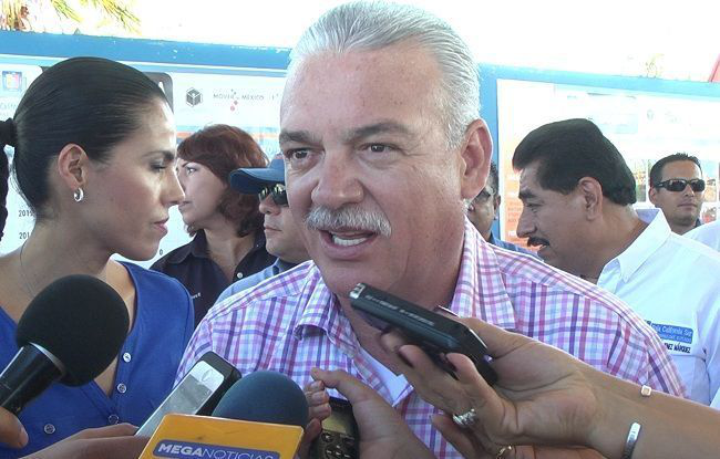 Durante su visita a Los Cabos, MACOVI  entregó obras viales, escolares y títulos