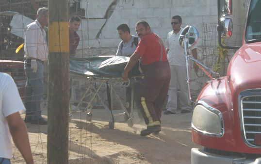 Hombre fallece prensado por un vehículo al que se le botó la palanca de velocidades