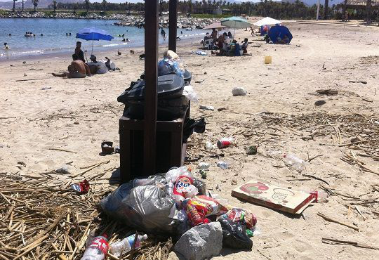 Se quejan bañistas por basura incontrolada y malos olores  en ‘‘La Playita’’