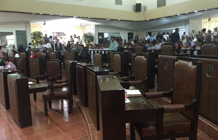 De manera “ilegal” inició la Sesión Solemne del cierre de periodo de la XIII Legislatura