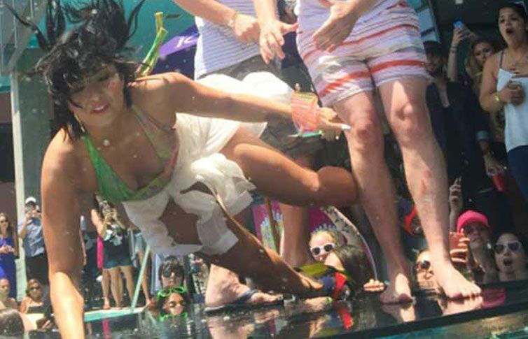 Demi Lovato resbala y se cae de boca en NY