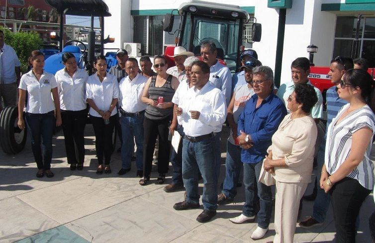 Entrega SAGARPA 17 tractores a productores de BCS