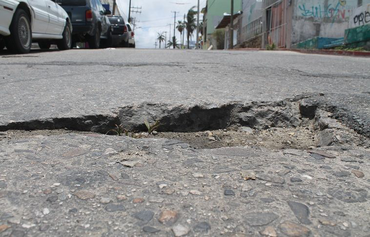 Automovilistas piden reparación de la calle Manuel Doblado; “es una vergüenza”, señalan