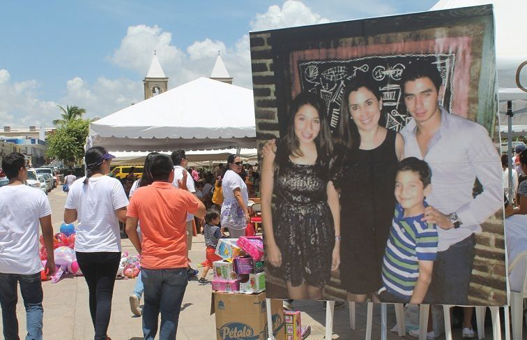 Cientos de ciudadanos cabeños asistieron a la kermés a beneficio de la familia López Trujillo