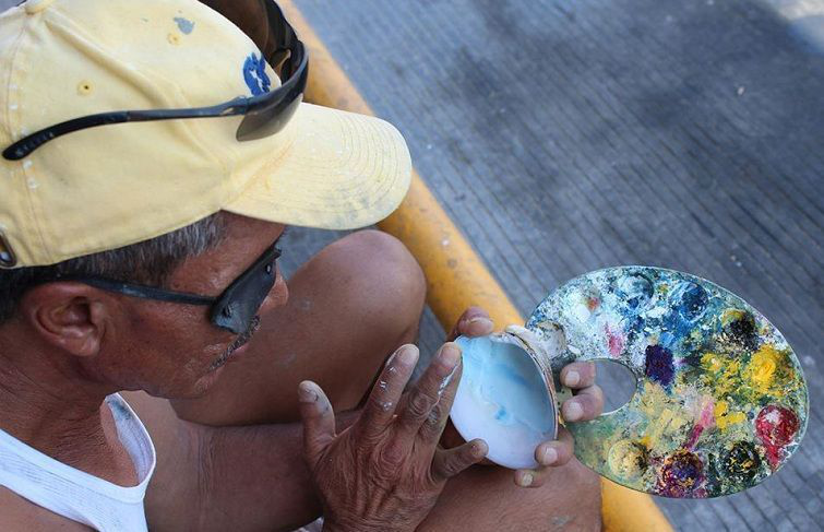 Jorge, un artista callejero que se gana la vida pintando conchas…conoce la historia