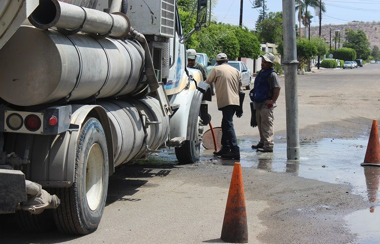 Desbordan aguas negras en el malecón de La Paz; Coepris no emite alerta sanitaria