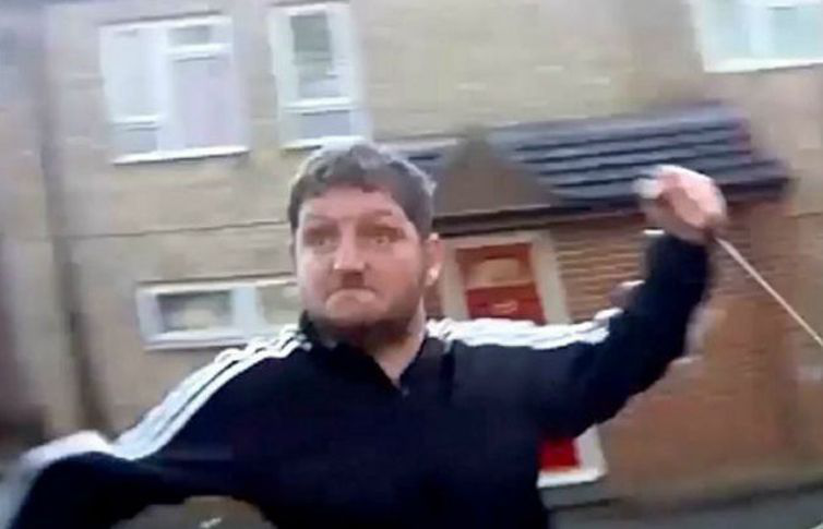 Policía casi muere apuñalado por hombre enloquecido