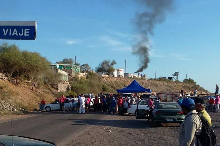 Empleados municipales cerraron la Transpeninsular en Santa Rosalía; culpan a Guillermo Santillán
