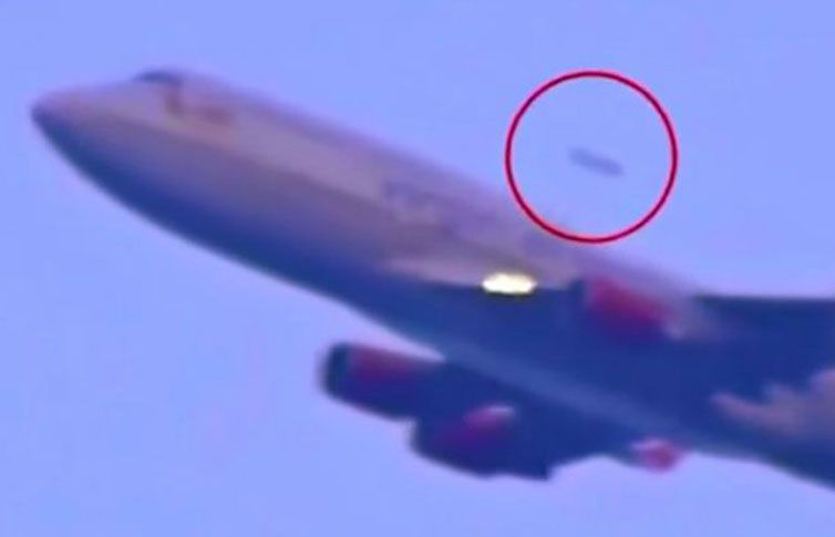Supuesto OVNI vuela junto a un avión de pasajeros