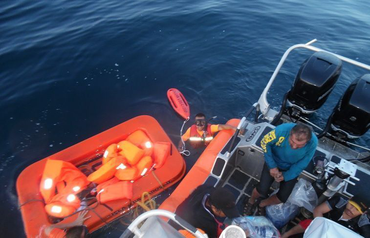 Rescatan a 7 náufragos de barco camaronero que se hundió frente a las costas de Los Cabos