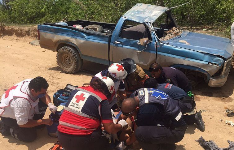 Menor de edad sufre amputación de un brazo tras aparatosa volcadura