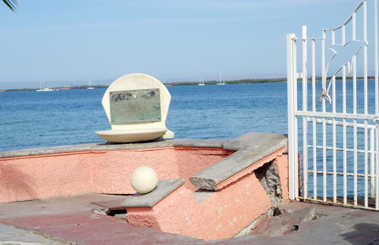 ¡Se erosiona el kiosco del malecón!... Autoridades prohíben el paso al muelle de la reina