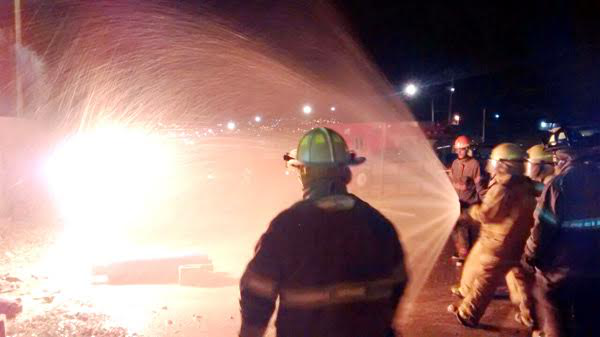 Realizan cadetes de bomberos práctica de manejo de incendios por tanque de gas