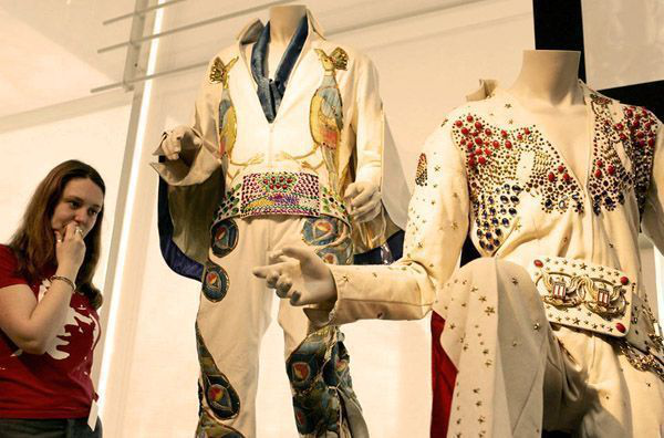 Subastan guitarras, trajes y hasta una pistola de Elvis