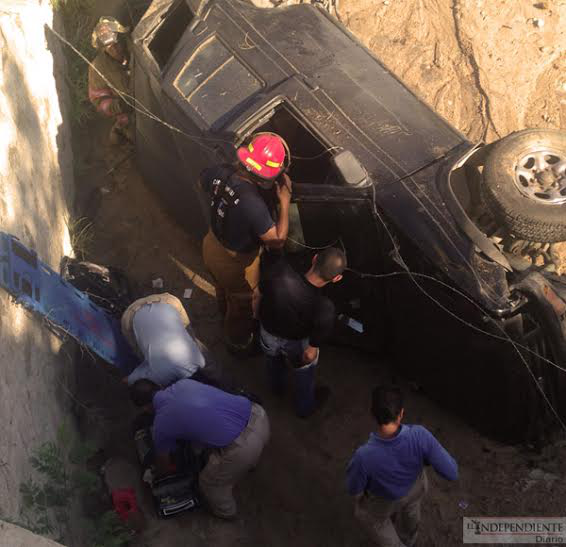 ‘‘Vuela’’ camioneta en el corredor turístico; cayó a un desnivel