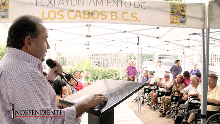 Alcalde y Presidenta del Sistema DIF entregan apoyos asistenciales en beneficio de familias cabeñas