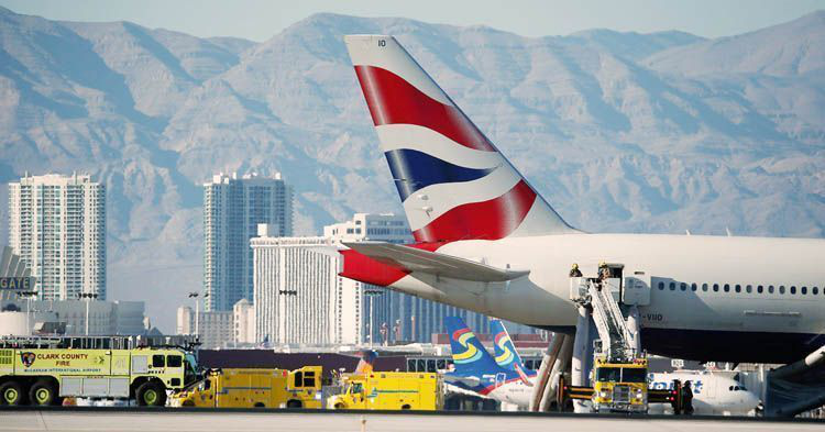 Se incendia avión en Las Vegas, hay al menos dos heridos