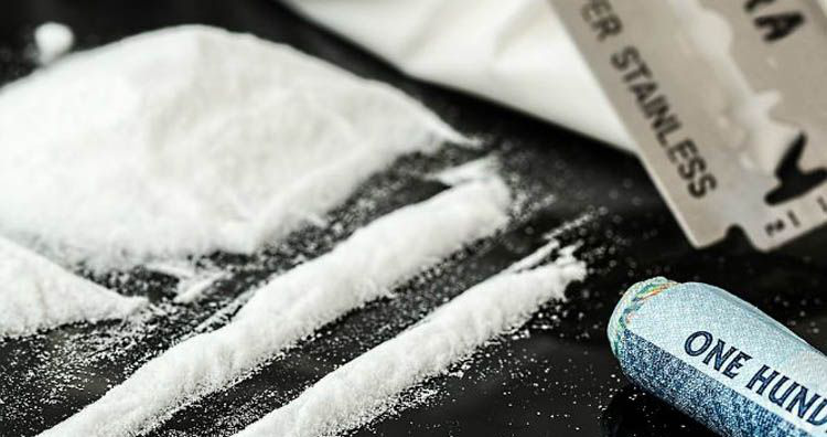 Madre regala 12 bolsas de cocaína a su hija como regalo de cumpleaños