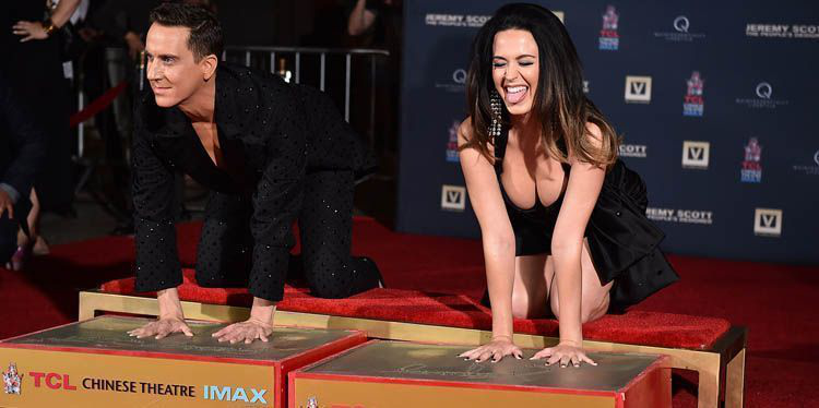 Con sexy escote, Katy Perry deja sus huellas en Hollywood