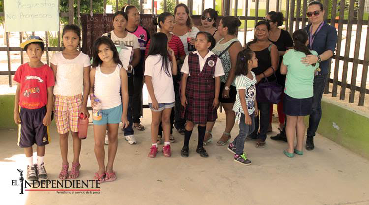 Cierran padres de familia escuela Encarnación Cosío; exigen reparación de centros de carga