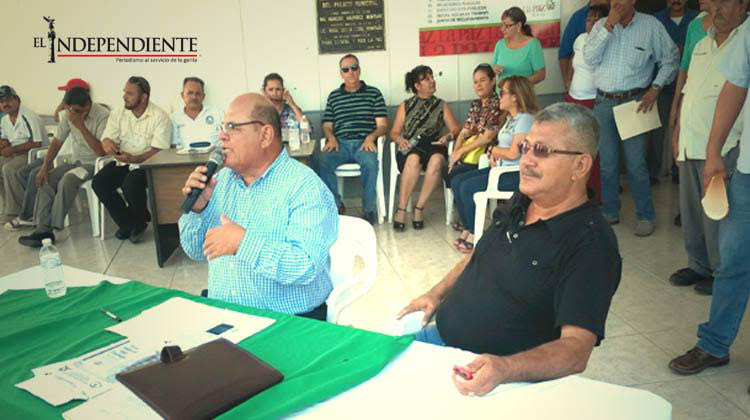 En riesgo el cambio de poderes en Palacio Municipal; toman la explanada sindicalizados