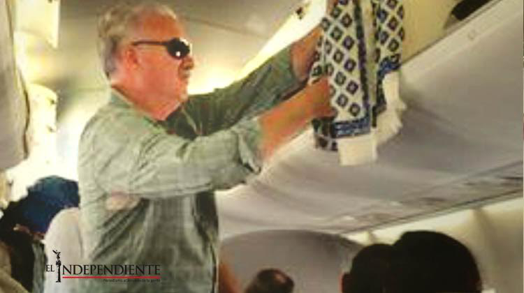 Aplauden pasajeros que el ex gobernador Marcos Covarrubias viaje en clase turista