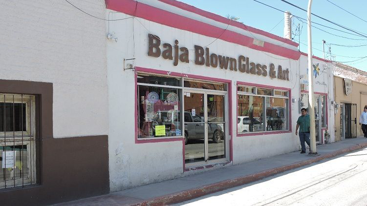 Vecinos contiguos a fábrica de vidrio soplado temen su vivienda pueda derrumbarse