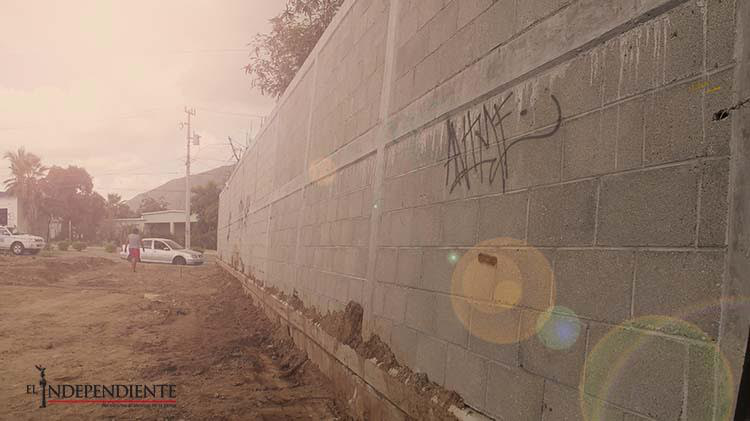 Barda en colonia El Zacatal amenaza con caerse; vecina pide intervención de autoridades