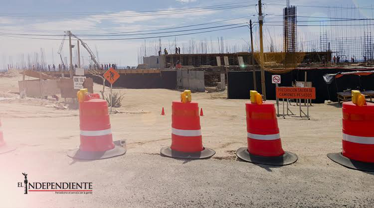 Caos de automovilistas por cierre de carriles por obras privadas en el corredor turístico