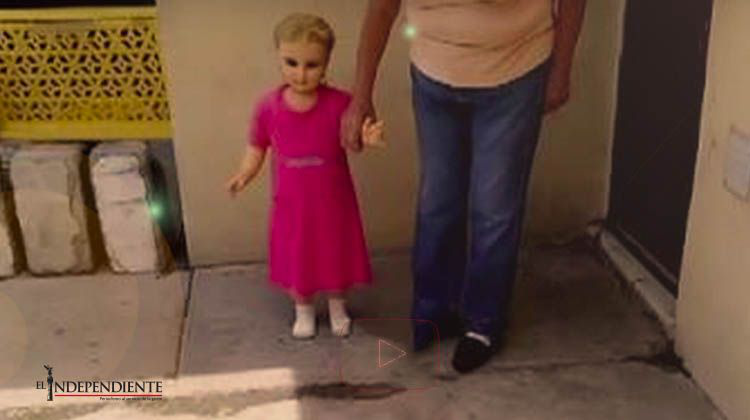 VIDEO: La rara muñeca que camina sola en Saltillo