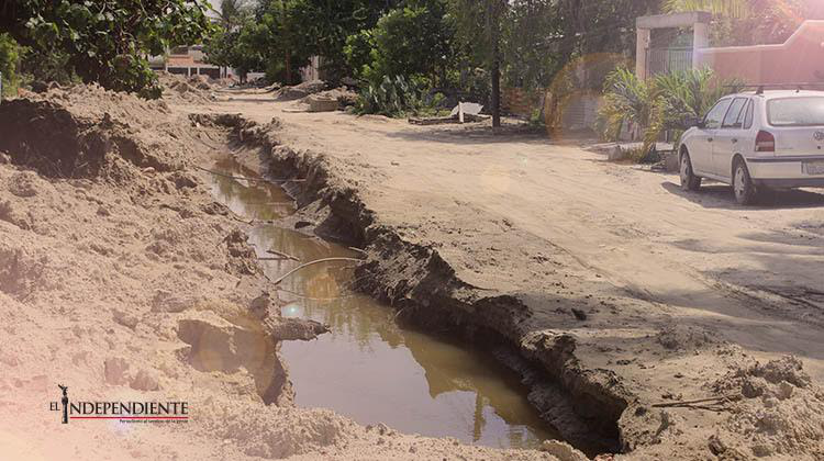 Obras inconclusas de SEPUIE provocan inundación de aguas negras las colonias  del Manglito e Inalámbrica