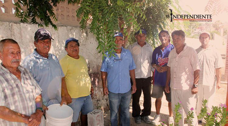 Nos quieren correr del panteón y es nuestro único trabajo, acusan los acarreadores de agua