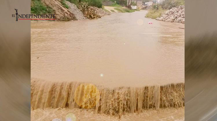 Suspensión de clases y afectaciones viales dejan lluvias en Los Cabos
