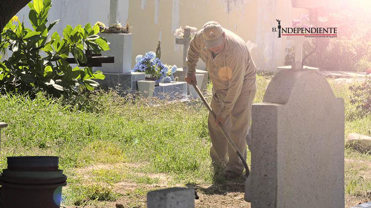 Inician limpias de panteones a días del Día de Muertos