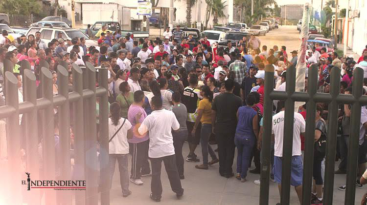 Se manifiestan Gastronómicos ante Clinica 38