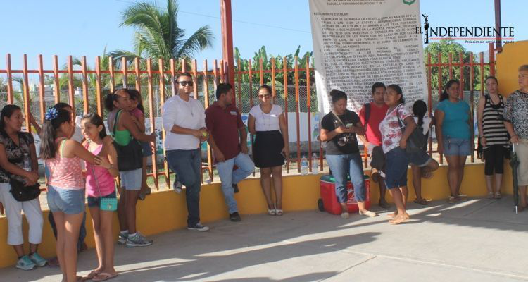 Padres de familia toman escuela primaria Fernando Burgoin en SJC