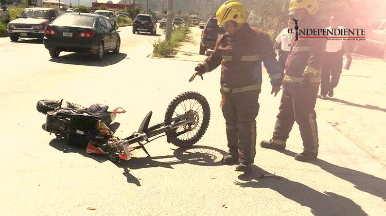 Motociclista sale lesionado al chocar contra pick up