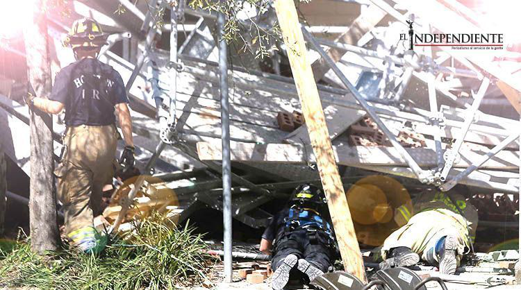 Colapsa estructura en Houston, rescatan a seis