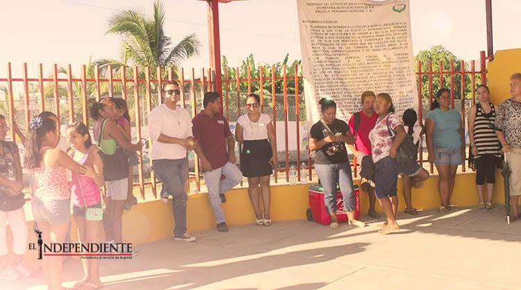 Padres de familia levantan protesta en primaria Fernando Burgoin de SJC