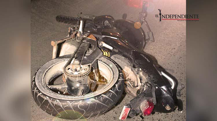 Impiden ciudadanos huida de conductor que arrolló a motociclista
