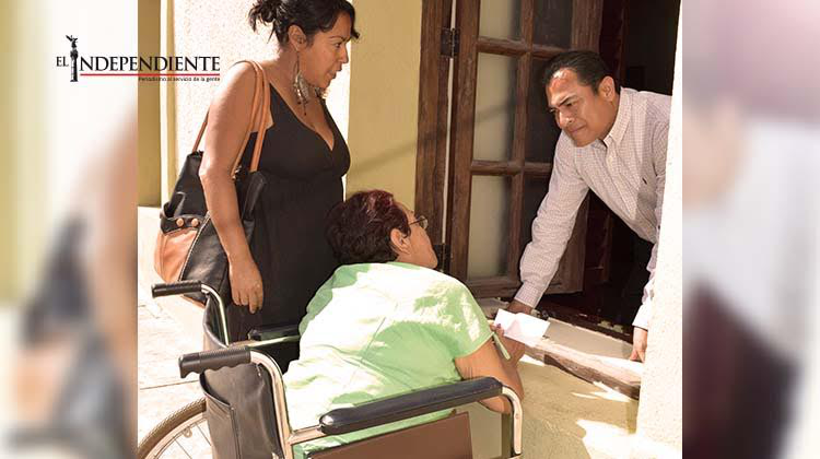 Atiende Presidente Municipal a ciudadanos de manera directa desde la ventana de su oficina