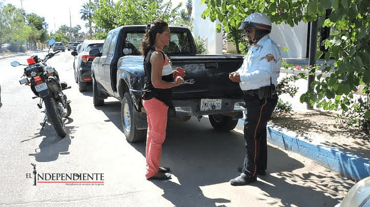 Se enojó cuando la multaron por estacionarse en un lugar para discapacitados