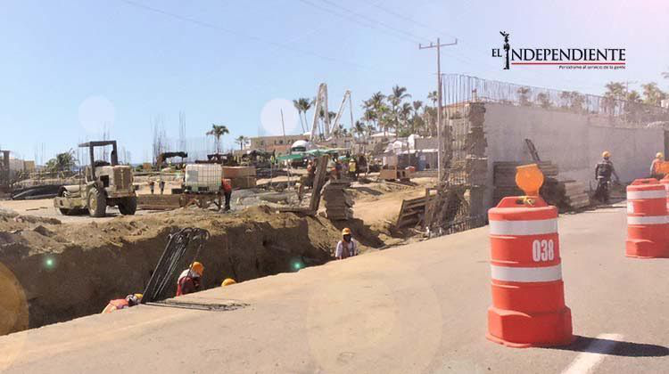 Desarrollo construye muro en pleno acotamiento de la Transpeninsular
