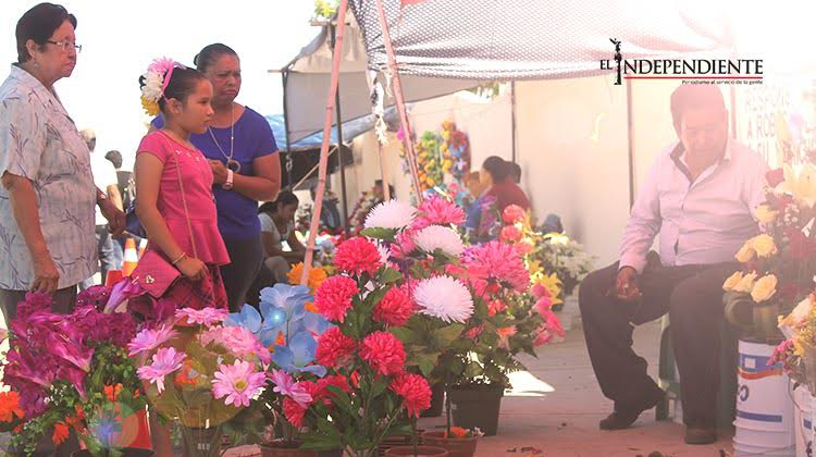 Entre música, flores y veladoras, familias cabeñas celebraron a sus difuntos