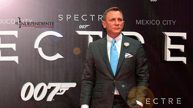 ‘James Bond’ desfila en la premier de 'Spectre' en México
